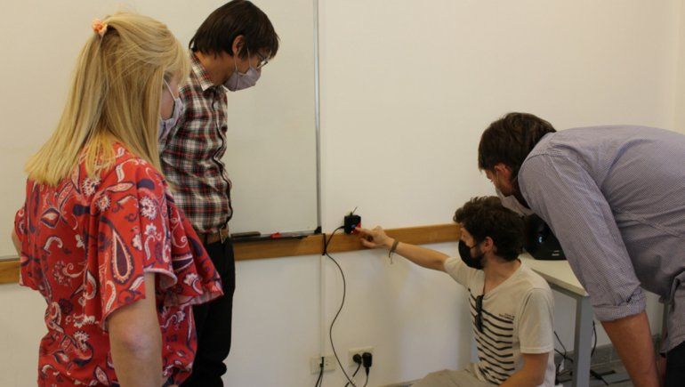 Alumnos de la UNRN fabricaron e instalaron medidores de CO2 en una de sus sedes