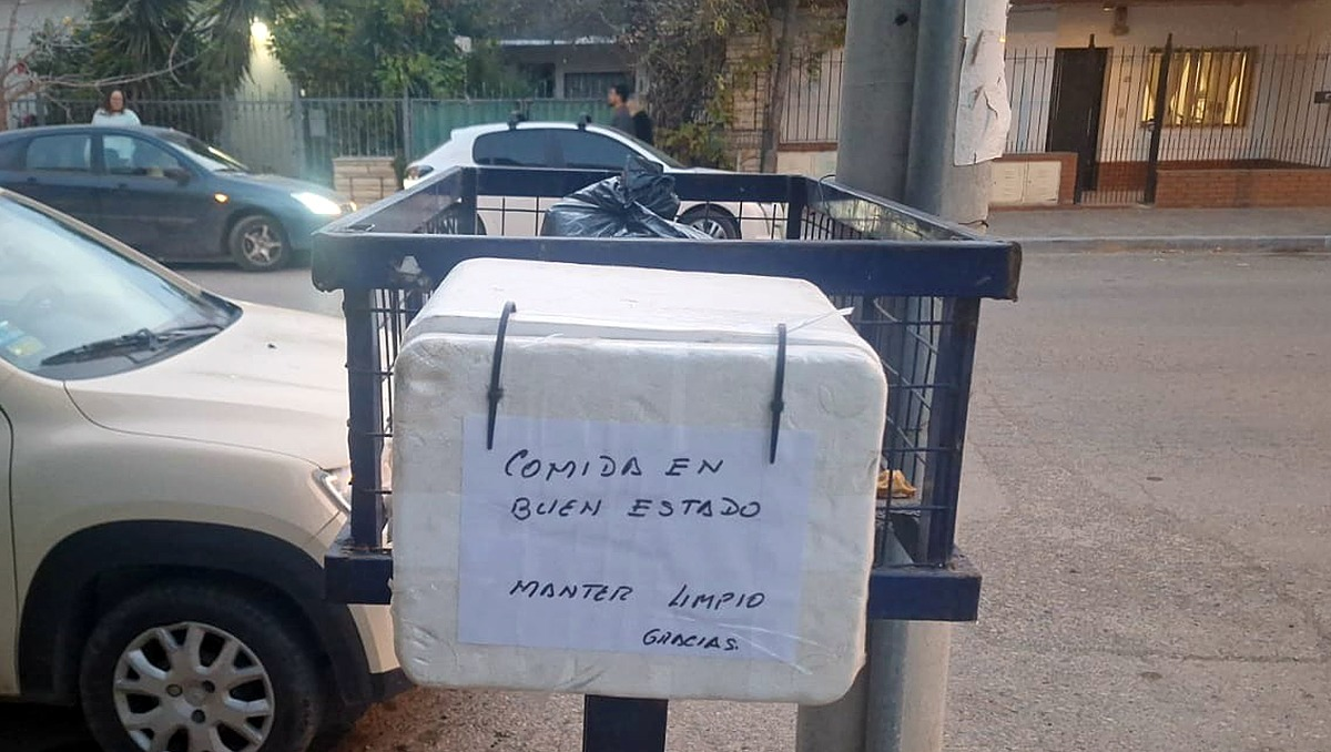 La caja donde el vecino coloca la comida, en la vereda de su casa, para quienes pasan hambre. Enorme gesto solidario.