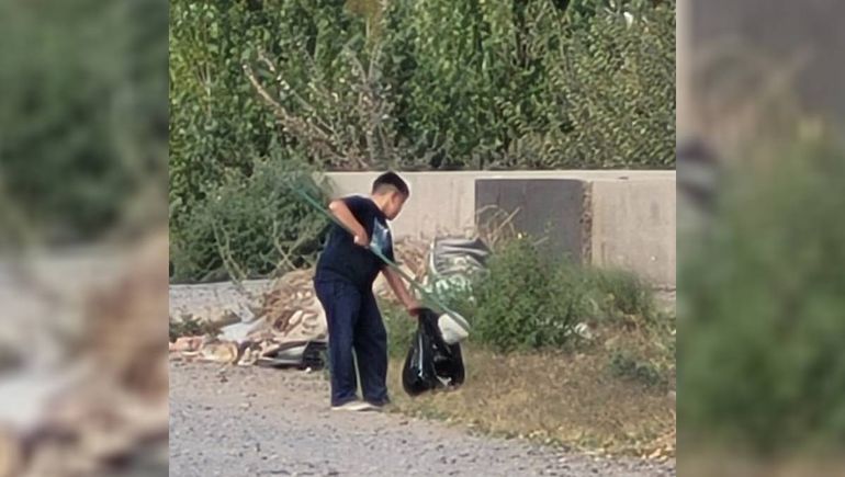 El nene de 8 años juntando la basura de la calle para cuidar al planeta. El nene de 8 años juntando la basura de la calle para cuidar al planeta.