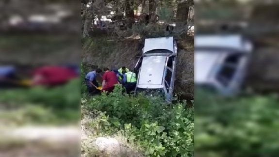 Intentó sobrepasar a un auto y terminó dentro del desagüe