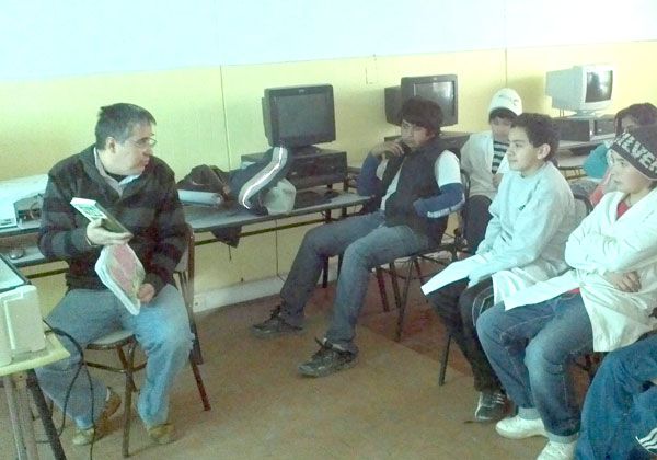 El escritor Zapata Olea visitó dos escuelas
