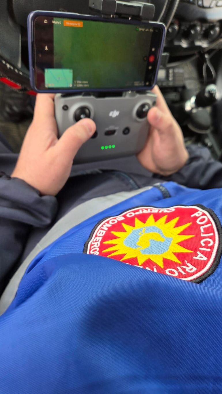 Bomberos de Cinco Saltos desplegaron drones desde esta mañana. Bomberos de Cinco Saltos desplegaron drones desde esta mañana.