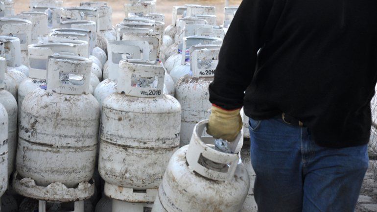 La compra de garrafas de gas es una inversión necesaria en muchos hogares barriales. Pero las garrafas se hacen muy costosas para las familias más humildes, que deben cuidar su uso, pese a las necesidades domésticas. La compra de garrafas de gas es una inversión necesaria en muchos hogares barriales. Pero las garrafas se hacen muy costosas para las familias más humildes, que deben cuidar su uso, pese a las necesidades domésticas.