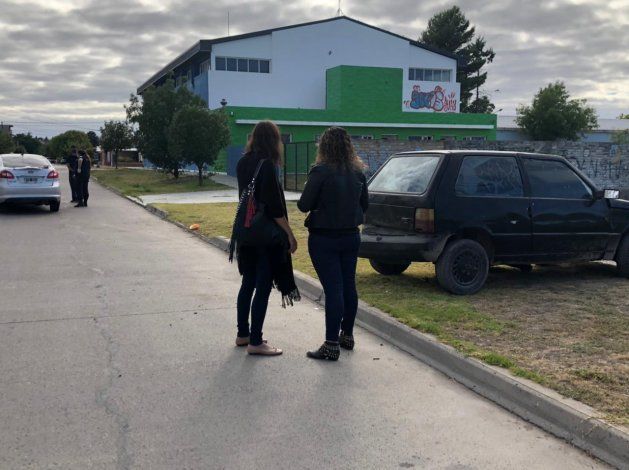 El Fiat negro con el que chocaron al auto de la víctima para después robarlo. 