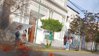En Allen continúa la protesta de trabajadores municipales. ATE denunció al intendente.