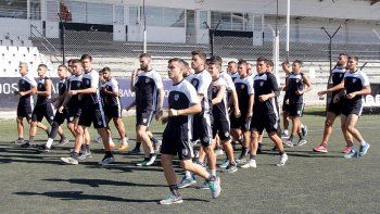 el albinegro mando a todos los jugadores a casa