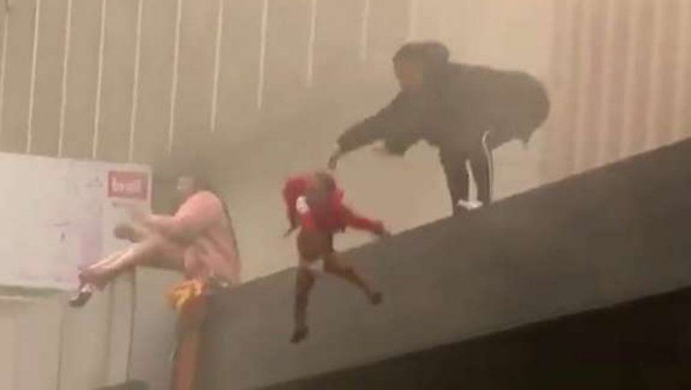 Viral: una madre lanzó a su hija al vacío para salvarla de un incendio