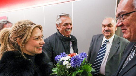 Alberto llegó a Alemania y mañana se reunirá con Merkel