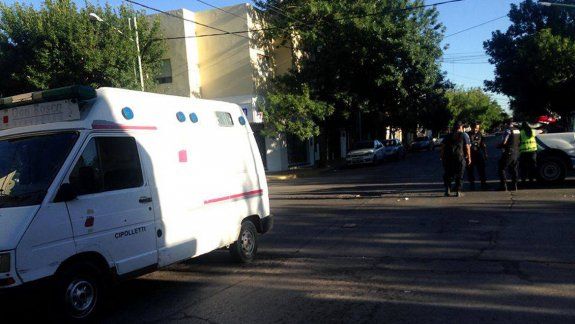 Tragedia en pleno centro: un motociclista murió al chocar contra un auto