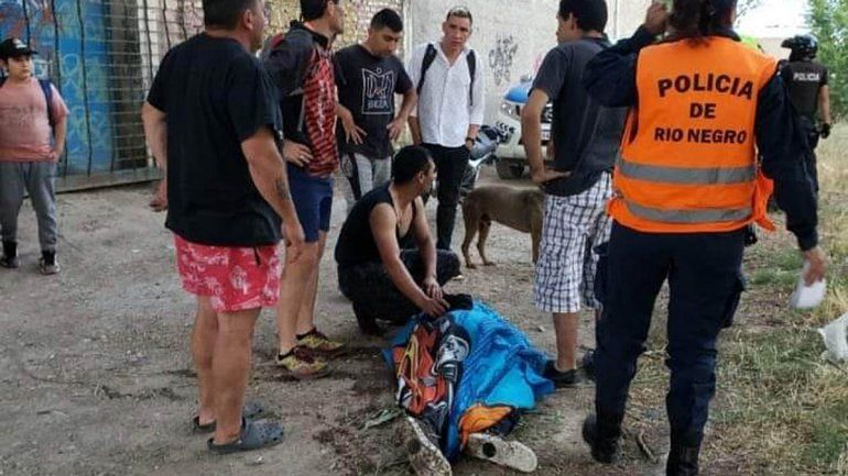 Se tiró al canal para buscar su patineta y casi murió ahogado