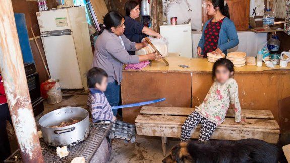 Los requerimientos alimentarios de amplios sectores de la población se satisfacen en los comedores populares.