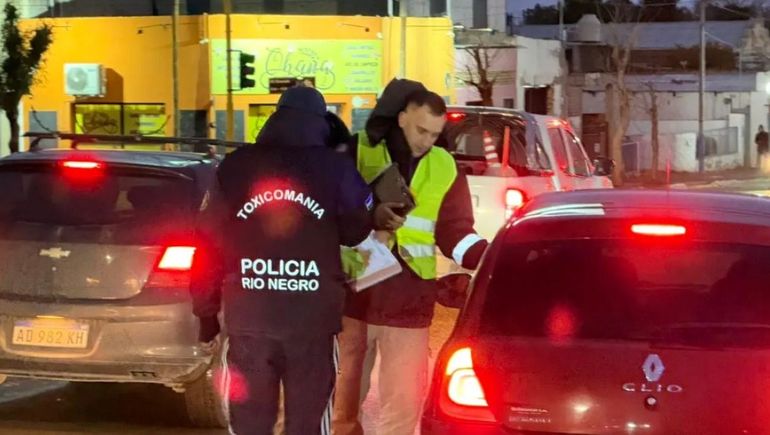 Policías de Toxicomanía participaron en el control de tránsito realizado en Choele Choel y con ayuda de un perro entrenado