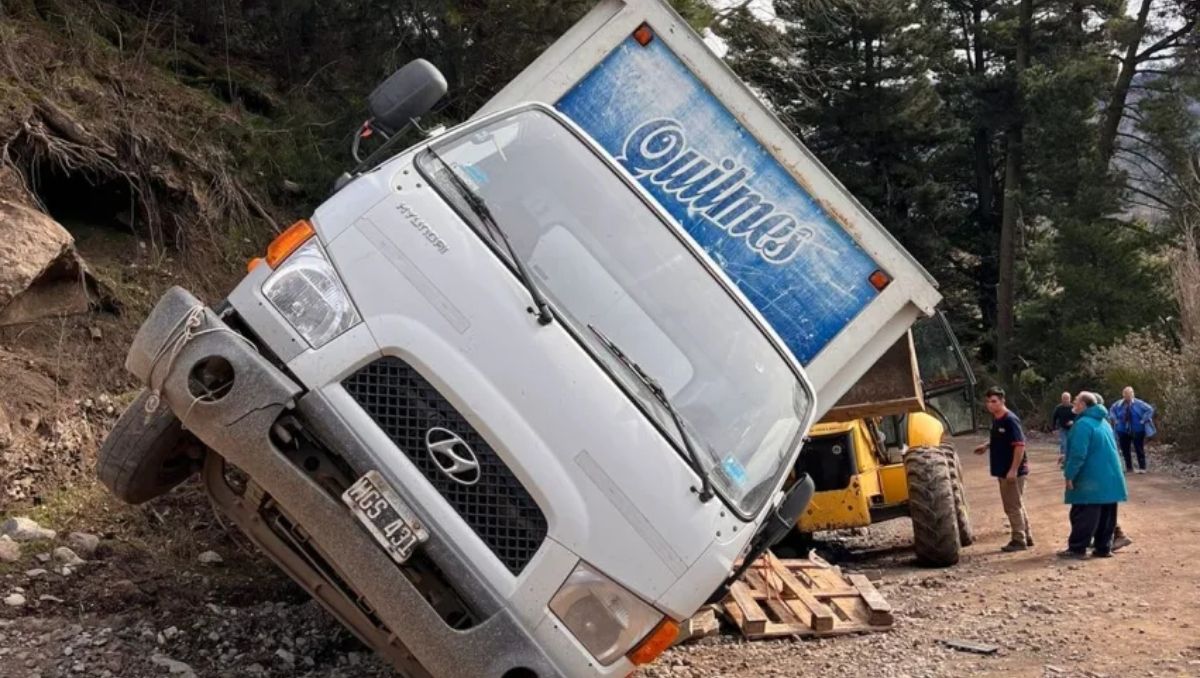 Se quedó sin frenos y volcó su camión para no chocar a nadie