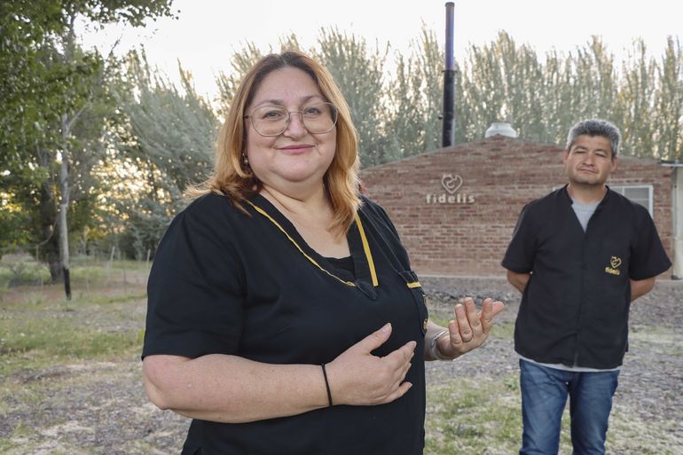 Celinda junto a su mano derecha, a su fiel compañero. Foto Anahí Cárdena. Celinda junto a su mano derecha, a su fiel compañero. Foto Anahí Cárdena.
