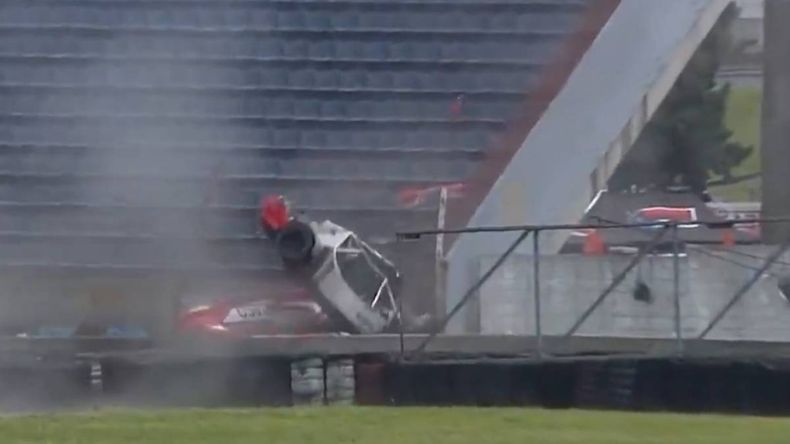 Fuerte accidente: un auto despistó en carrera, voló por los aires y terminó en la tribuna del autódromo | LMCipolletti.com Fuerte accidente: un auto despistó en carrera, voló por los aires y terminó en la tribuna del autódromo
