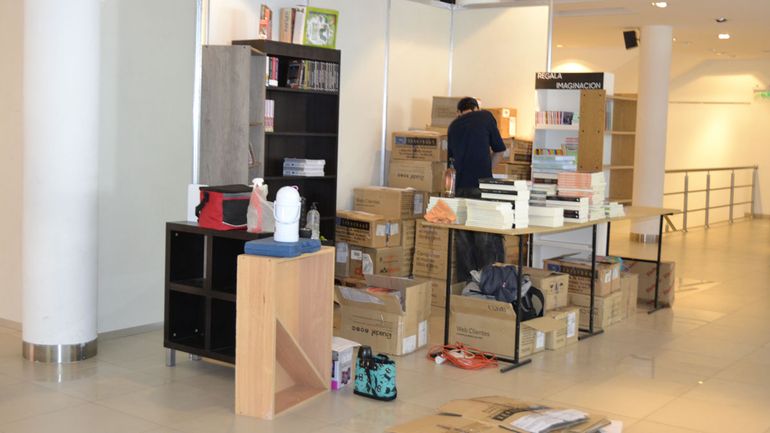Los primeros libreros y stand, comienzan a llegar a la ciudad.