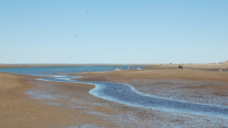 Cuando el mar se va de la playa en la bahía de San Antonio se forma una interminable cantidad de arroyos.