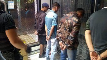 cuatro jovenes fueron detenidos por robarse perfumes de un super