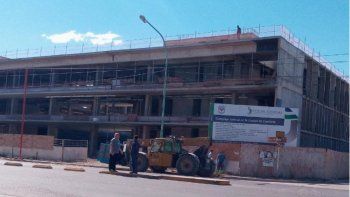 los arrastro una maquina de carga y siguio de largo