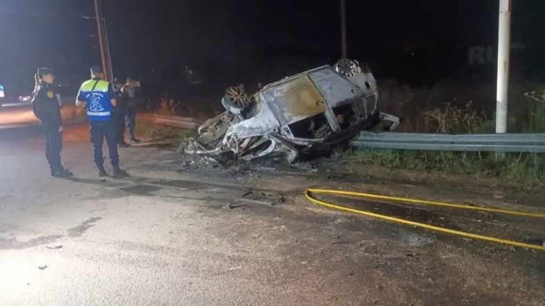 Cuatro rionegrinos murieron en Entre Ríos. Volcaron y el auto se prendió fuego. Foto: Chajarí digital.