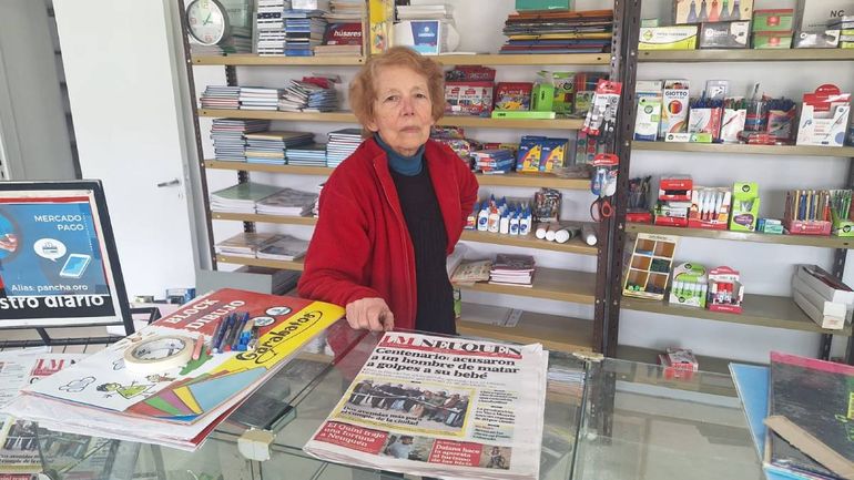 Panchita vende el diario como toda la vida en su local. Panchita vende el diario como toda la vida en su local.