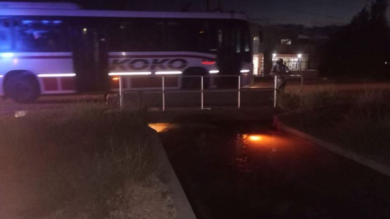 El vehículo quedó sumergido en el canal de Puente 83. Su conductora pudo ser rescatada y se encontraba bien. 