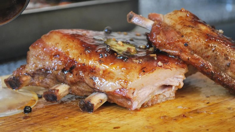 El pechito de cerdo a las brasas, una delicia para la mayor parte de los argentinos de buen comer.