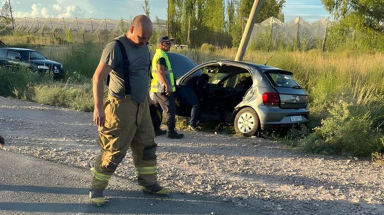 Bomberos de Fernández Oro debieron utilizar herramientas neumáticas de corte para extraer a los conductores de los autos que chocaron.&nbsp;