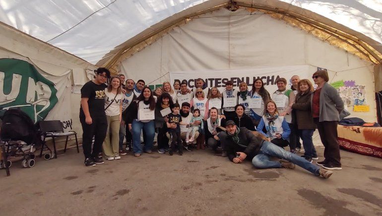 Docentes realizan cuarto día de ayuno frente a Casa de Gobierno