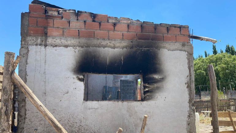 La casa, de condiciones precarias, se incendió en el interior afectando el techo y pertenencias. La casa, de condiciones precarias, se incendió en el interior afectando el techo y pertenencias.