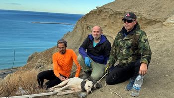 Los tres voluntarios que ayudaron a rescatar una perra en Comodoro Rivadavia.