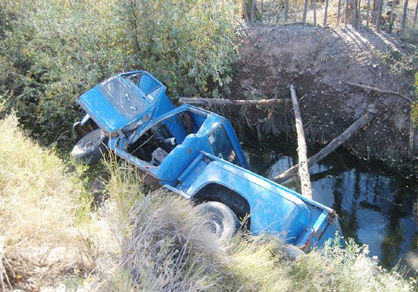 Murieron cinco jóvenes tras el vuelco de una camioneta en un camino de Sargento Vidal