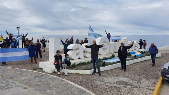 Manifestación en Las Grutas por la apertura turística
