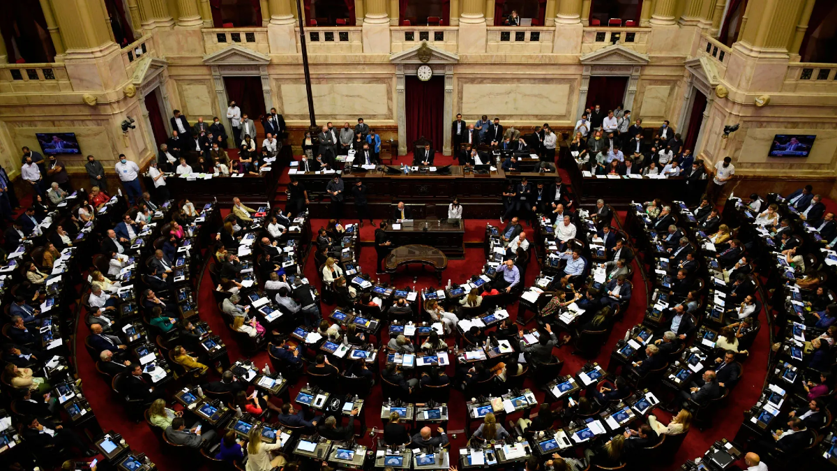 Con protestas en el Congreso