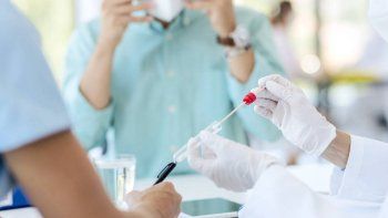 covid-19: volvio de peru y contagio a toda su familia con la variante delta