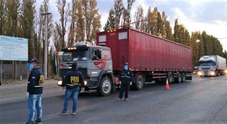 Violó la cuarentena con un auto de alta gama y un revólver