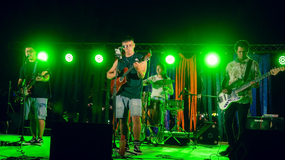 La grilla de artistas que tocarán el sábado 14 son Malena Guevara, Miyi Moshi, Vientos en Júpiter y Manga de Agua. | LMCipolletti.com La grilla de artistas que tocarán el sábado 14 son Malena Guevara, Miyi Moshi, Vientos en Júpiter y Manga de Agua.