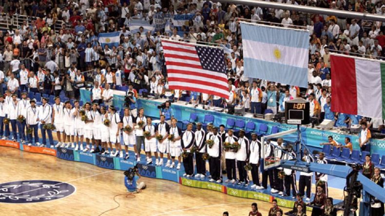 El podio del básquet masculino en Atenas 2004. Argentina ganándole a Estados Unidos y a Italia con jugadores surgidos de su Liga Nacional, de sus clubes. | LMCipolletti.com El podio del básquet masculino en Atenas 2004. Argentina ganándole a Estados Unidos y a Italia con jugadores surgidos de su Liga Nacional, de sus clubes.