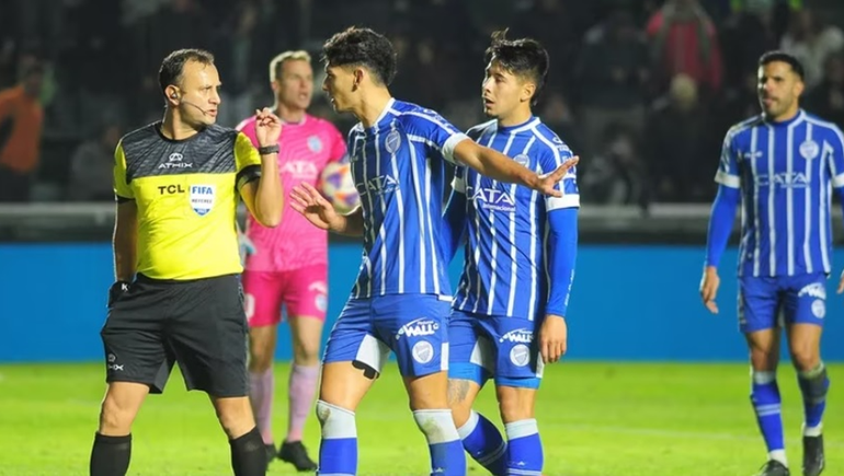Darío Herrera con los jugadores de Godoy Cruz en el partido del lunes frente a Banfield. 
