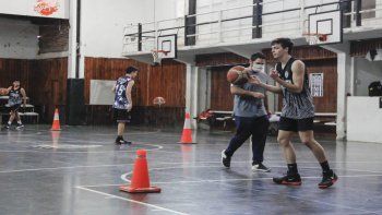 Solos, pero en grupos. La nueva manera de entrenar en Cipolletti en plena pandemia.