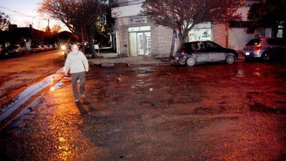 En el barrio San Pablo, la necesidad de repavimentar calles se torna primordial. A toda hora del día es visible el mal estado de las arterias.