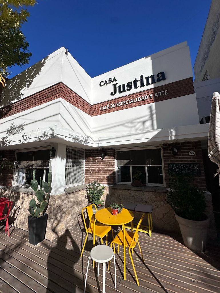 El frente de la confitería cipoleña que sufrió el insólito robo.