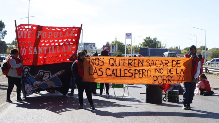 Referentes de las organizaciones sociales informaron que el corte de los puentes lo mantendrán hasta las 14 o las 15. Gendarmería está en el lugar para aplicar el protocolo antipiquetes. Hay tensión.&nbsp;