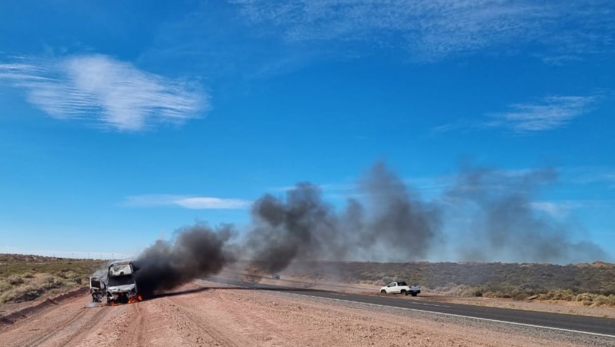 Camioneta de catering se prendió fuego en la Autovía Norte