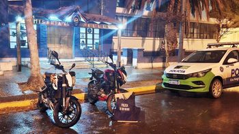Las dos motos fueron recuperadas por la Policía de Allen luego de un tumultuoso procedimiento, donde fueron agredidos con palos, piedras y agua caliete. Las dos motos fueron recuperadas por la Policía de Allen luego de un tumultuoso procedimiento, donde fueron agredidos con palos, piedras y agua caliete.