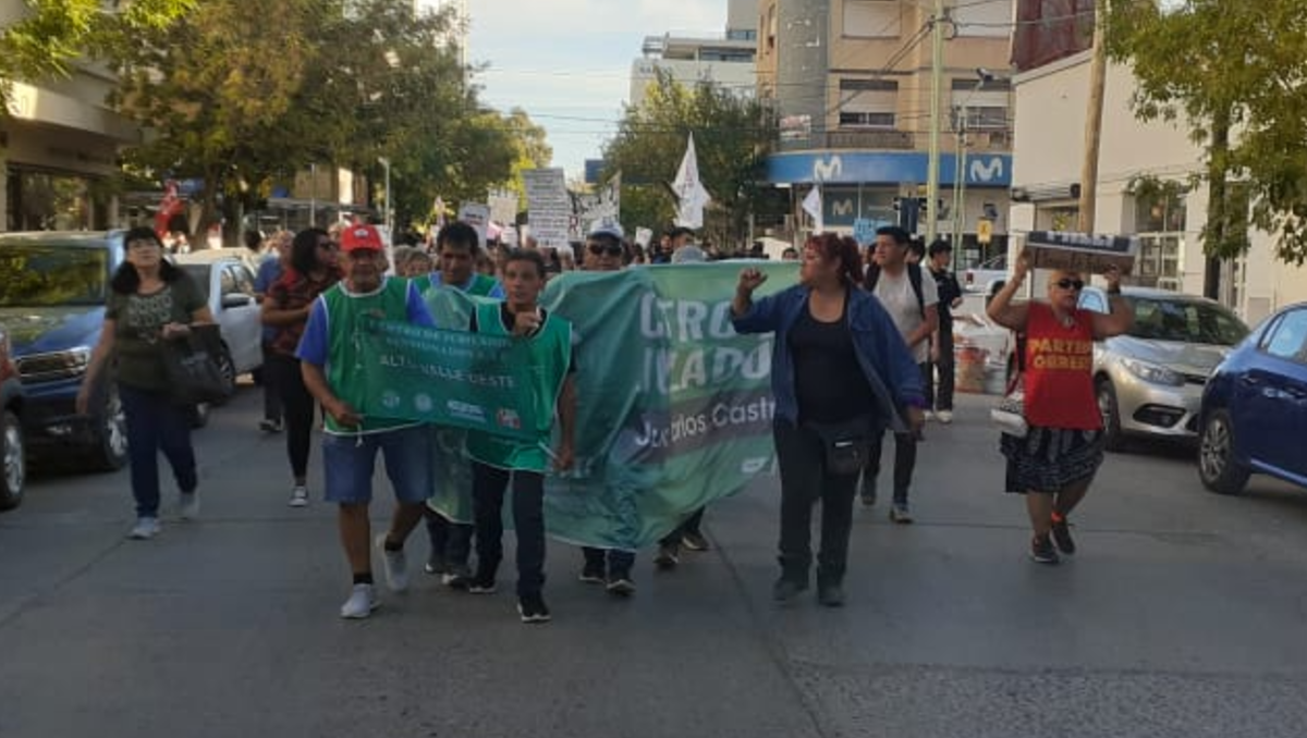 Movilización en el centro de Cipolletti contra la represión a jubilados y el acuerdo con el FMI