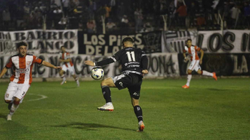El Capataz juega su primer partido nocturno del campeonato en La Visera. Fotos: Omar Novoa 
