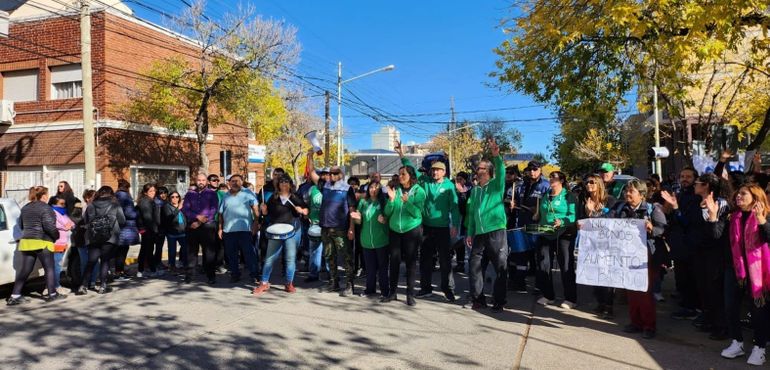 Soyem y ATE aceptaron la propuesta salarial del Municipio, como ya lo habían hecho antes Sitramuci y Upcn. Sin embargo, el respaldo al ofrecimiento se dio a cambio de iniciar la discusión del convenio colectivo de trabajo y de contratos para los eventuales.