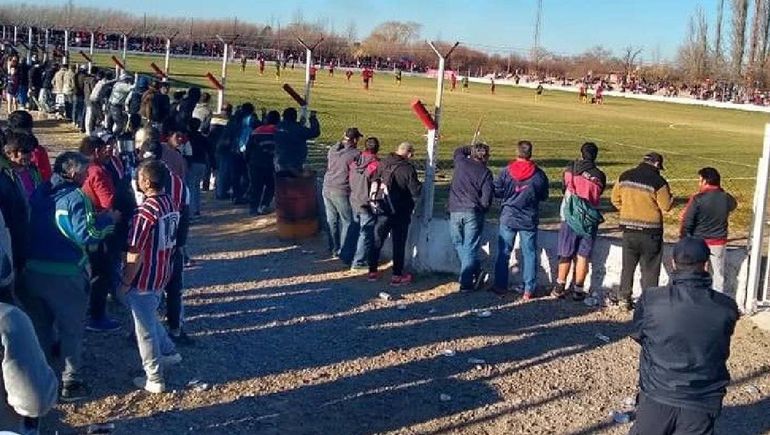 La Policía detectó que vendían bebidas alcohólicas en la cancha y lo comunicó al Juzgado de Paz. 