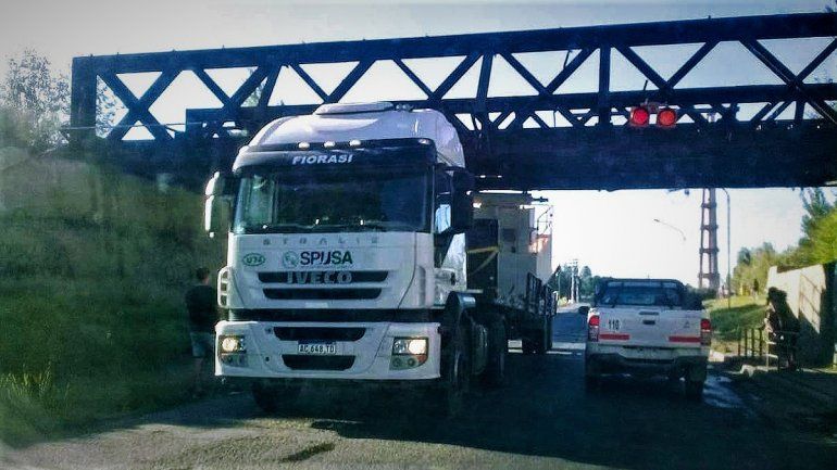 Ni los semáforos colgantes del puente ferroviario impidieron que otro camión quede atascado